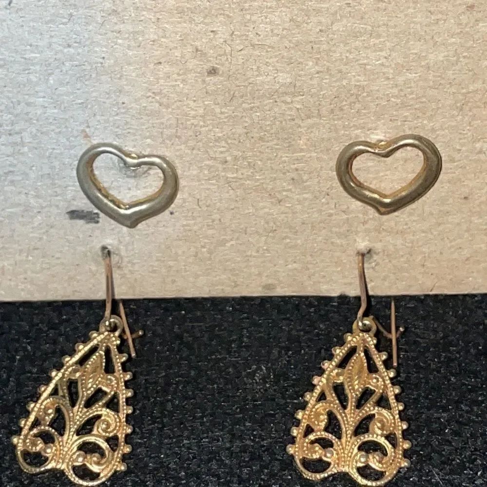 Four sets of earrings - Picture 4 of 4
